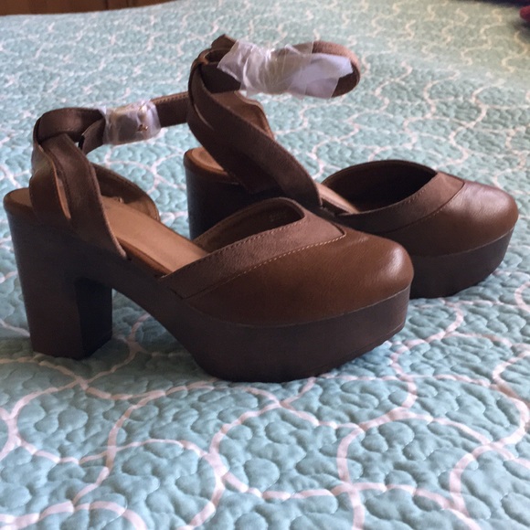 Shoes - New taupe platform sandal